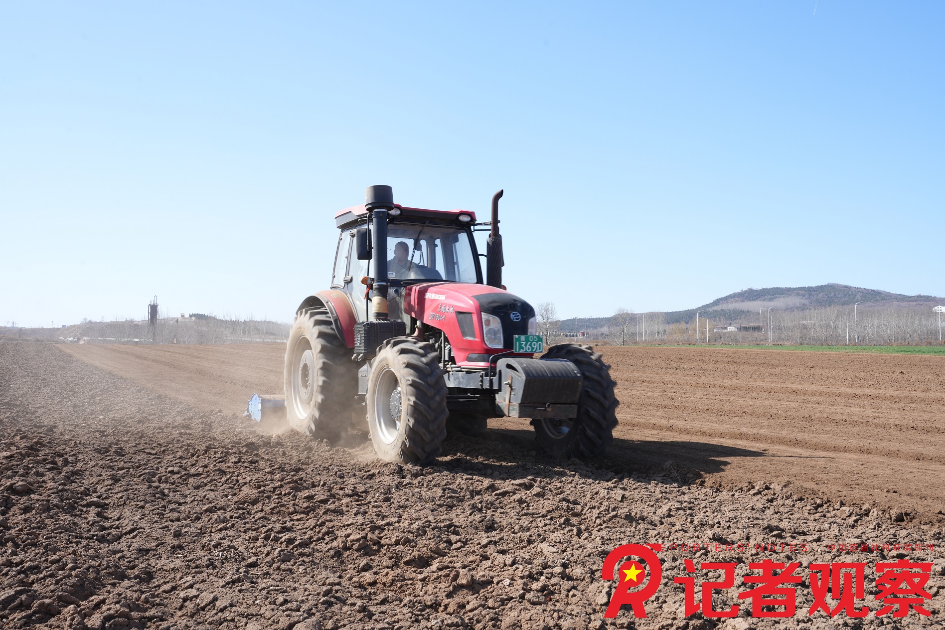 3月15日,，澤州縣大箕鎮(zhèn)田間地頭農(nóng)機手們駕駛著旋耕機等各種機械進行春耕作業(yè)。（崔靖）