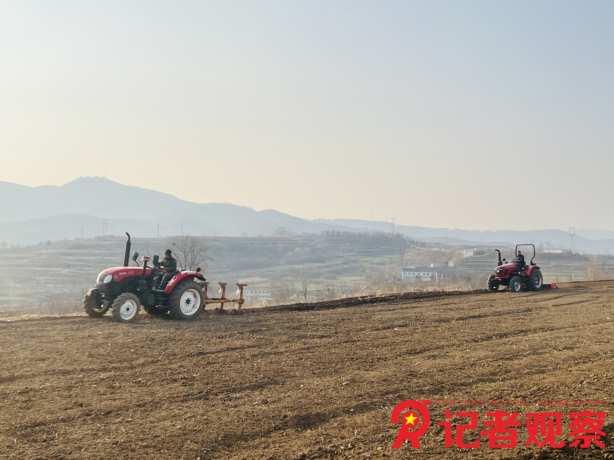 3月15日,，澤州縣大箕鎮(zhèn)田間地頭農(nóng)機手們駕駛著旋耕機等各種機械進行春耕作業(yè)。,。（崔靖）