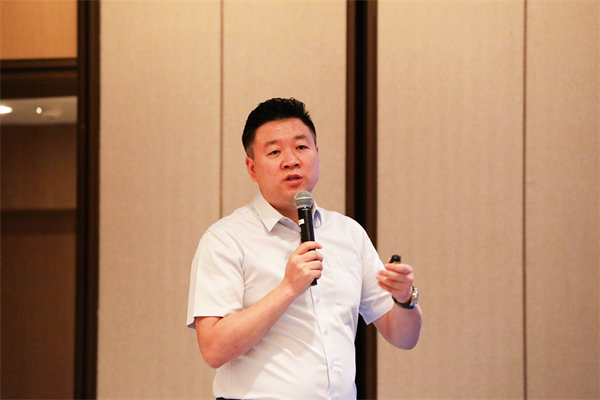 青花瓷酒業(yè)集團(tuán)董事長助理,、副總經(jīng)理周敏